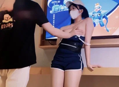 Người đẹp bán TV cùng người khách may mắn